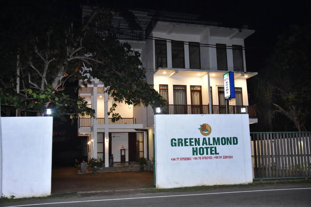 Green Almond Hotel, Шри-Ланка, Унаватуна, туры, фото и отзывы