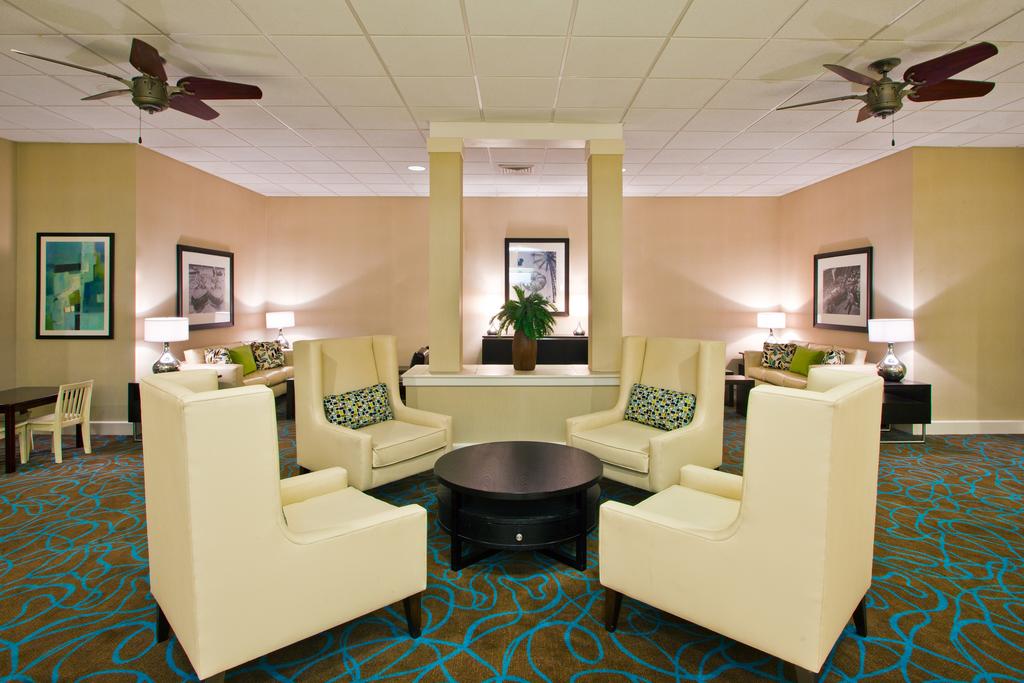 Орландо Holiday Inn & Suites Across