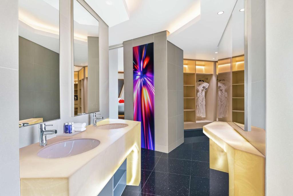 V Hotel Dubai, Curio Collection by Hilton ОАЭ цены