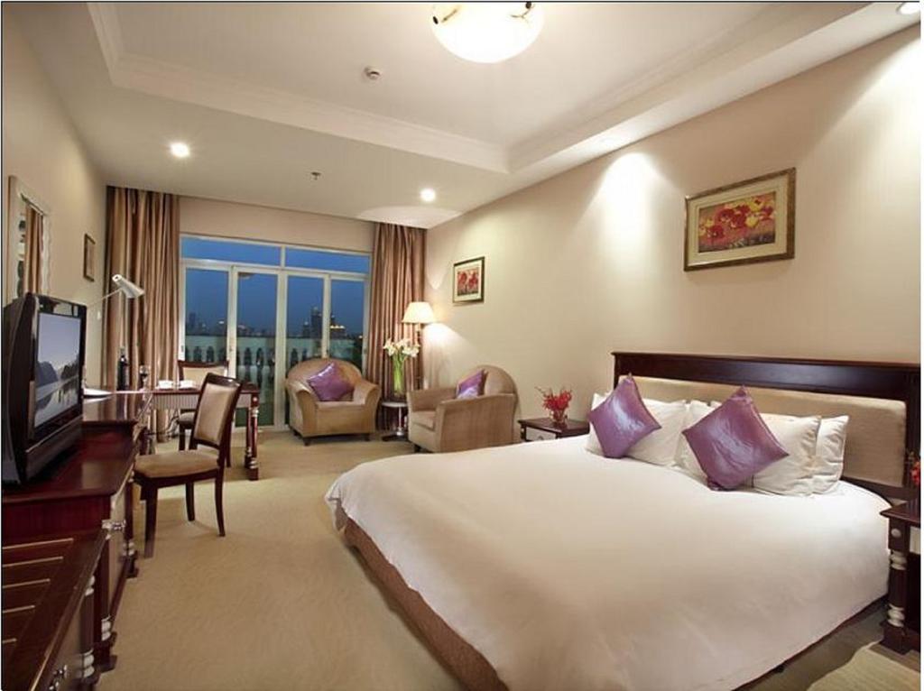 Фото отеля Golden River View Hotel Shanghai