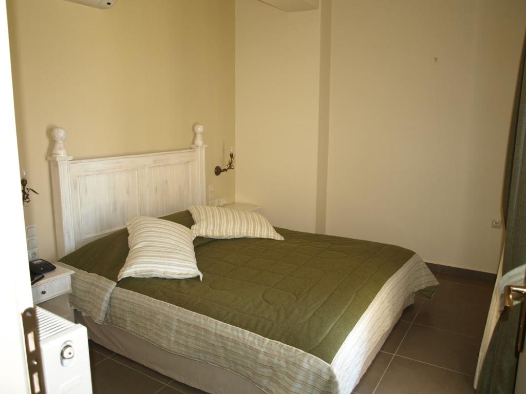 Цены в отеле Porto Mani Suites