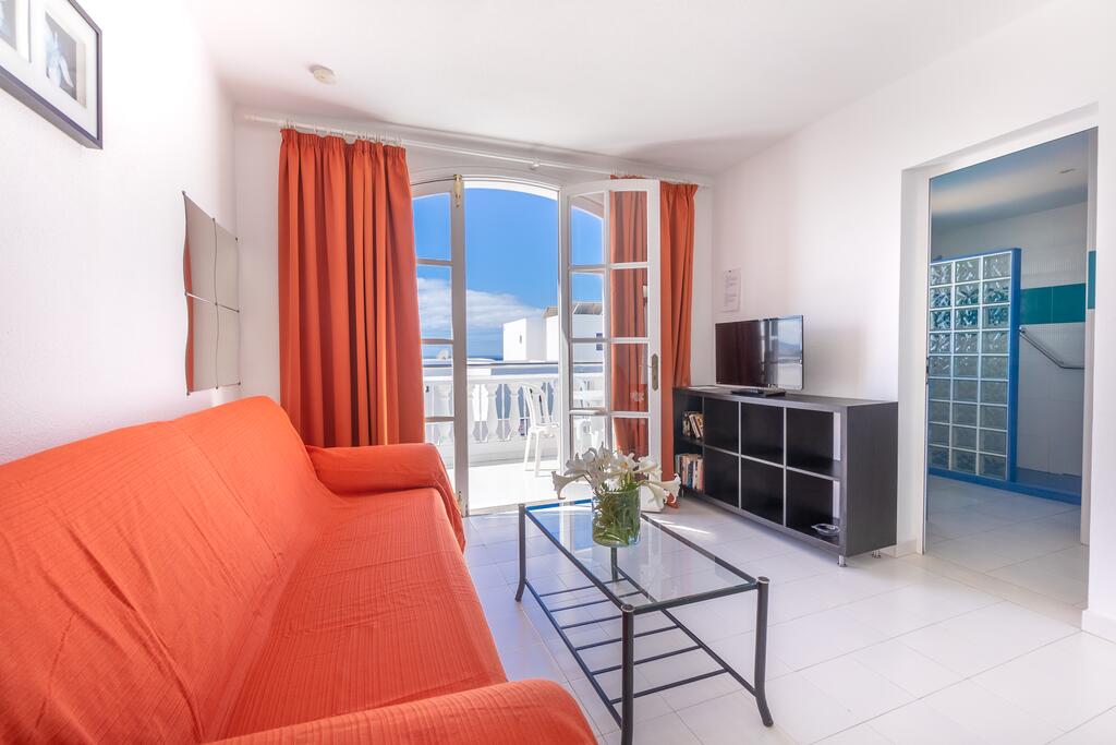 Corona Del Mar Apartments, rooms