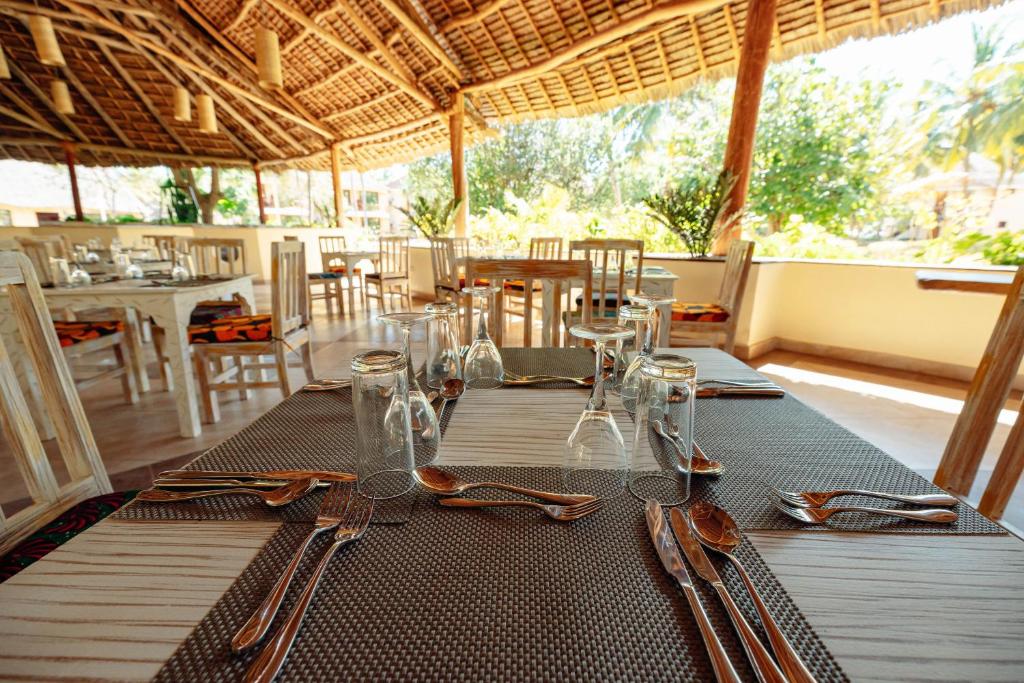 Відпочинок в готелі Kae Beach Zanzibar Resort Мічамві