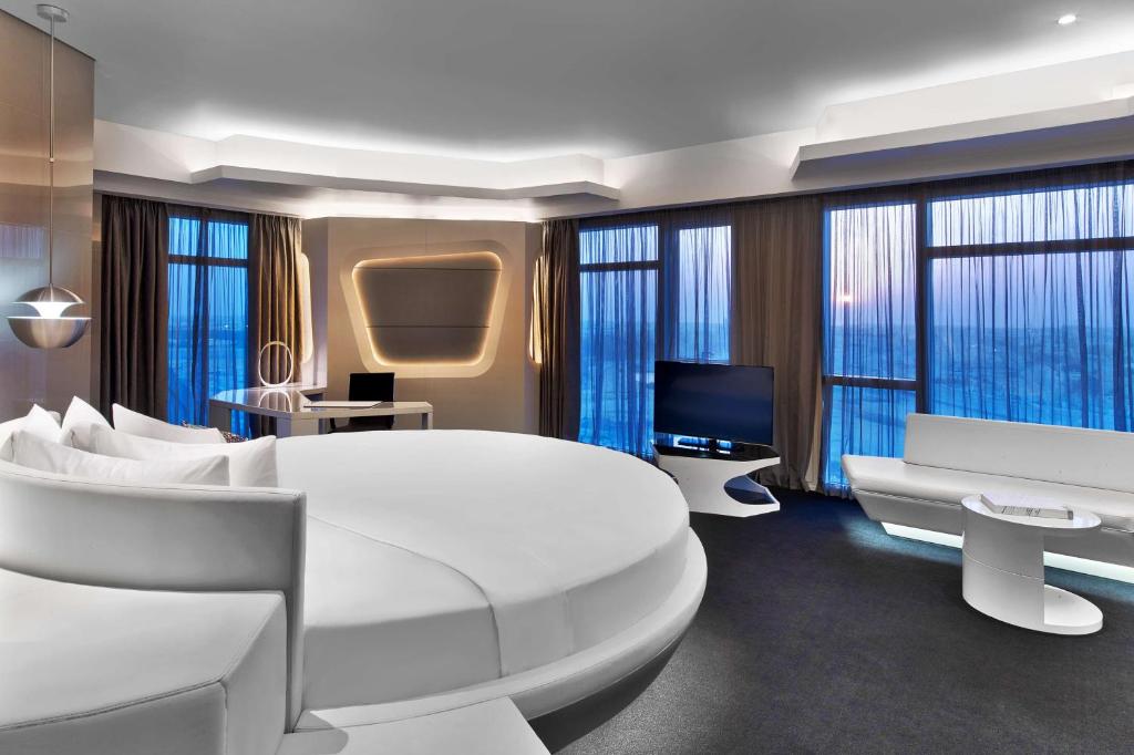Дубай (місто), V Hotel Dubai, Curio Collection by Hilton, 5