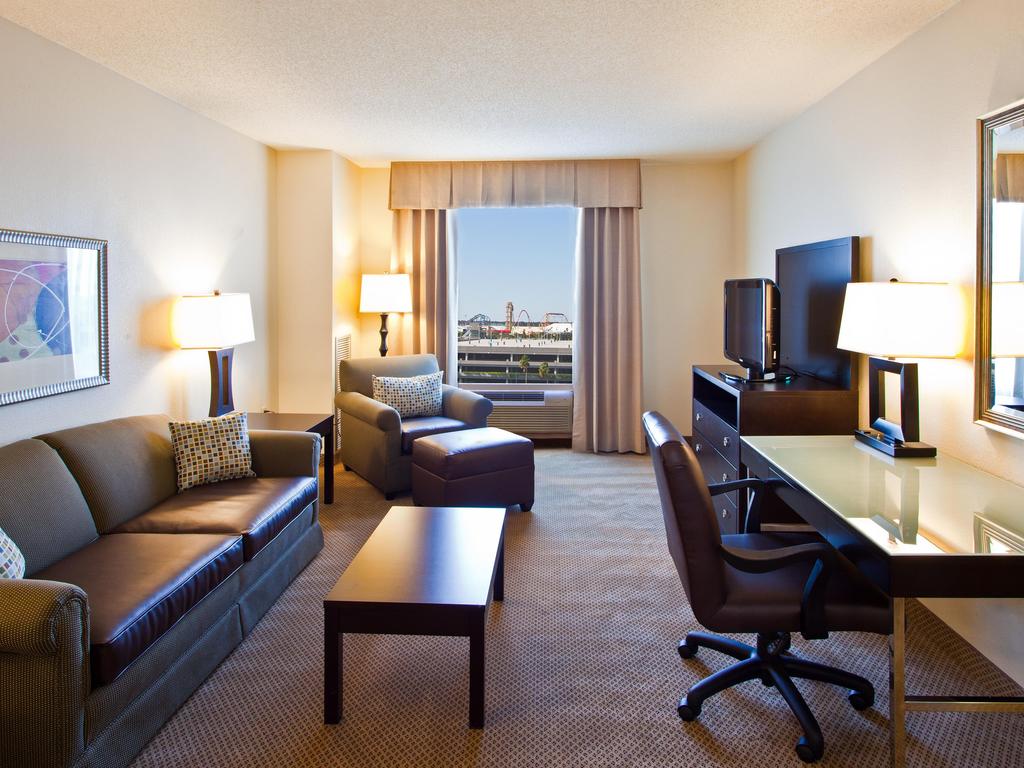 Цены в отеле Holiday Inn & Suites Across