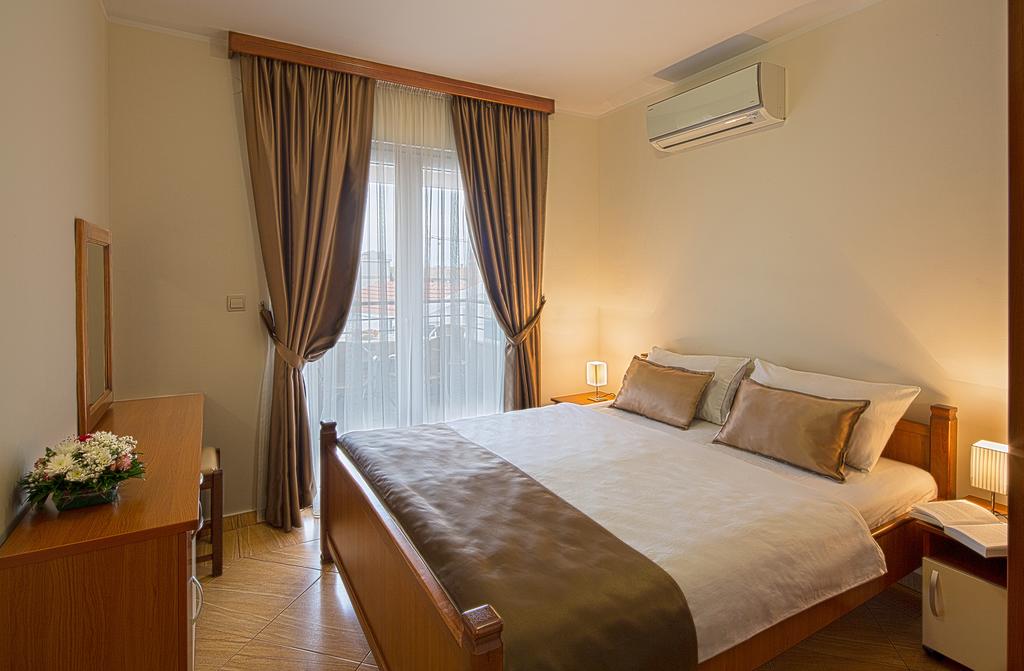 Apartments Holiday Lux, Petrovac prices