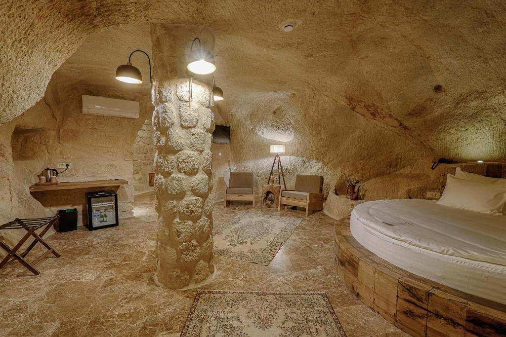 Solem Cave Suites фото туристів