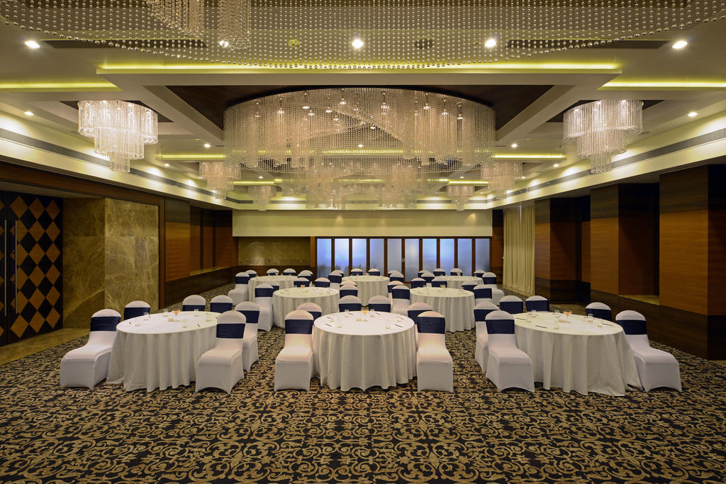 Radisson Blu Hotel Ahmedabad, Ахмадабад ціни