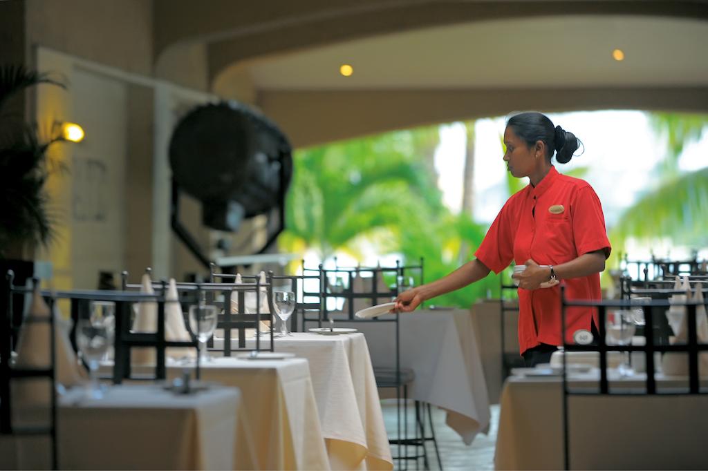 Цены в отеле Mauricia Beachcomber Resort & Spa