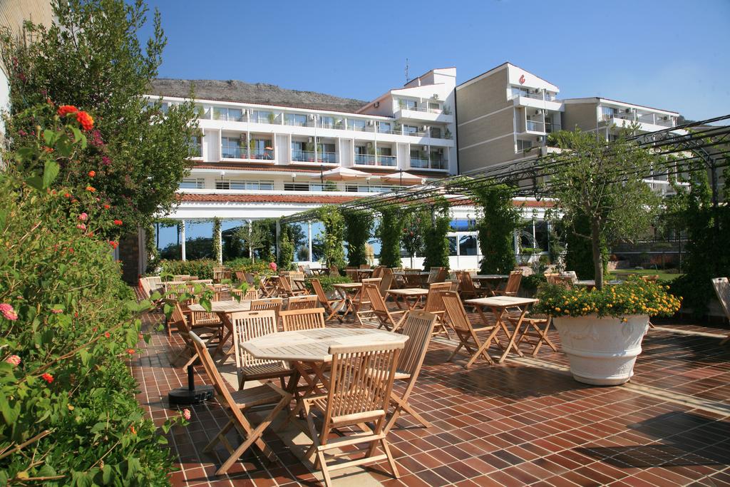 Відпочинок в готелі Hotel Palas Петровац