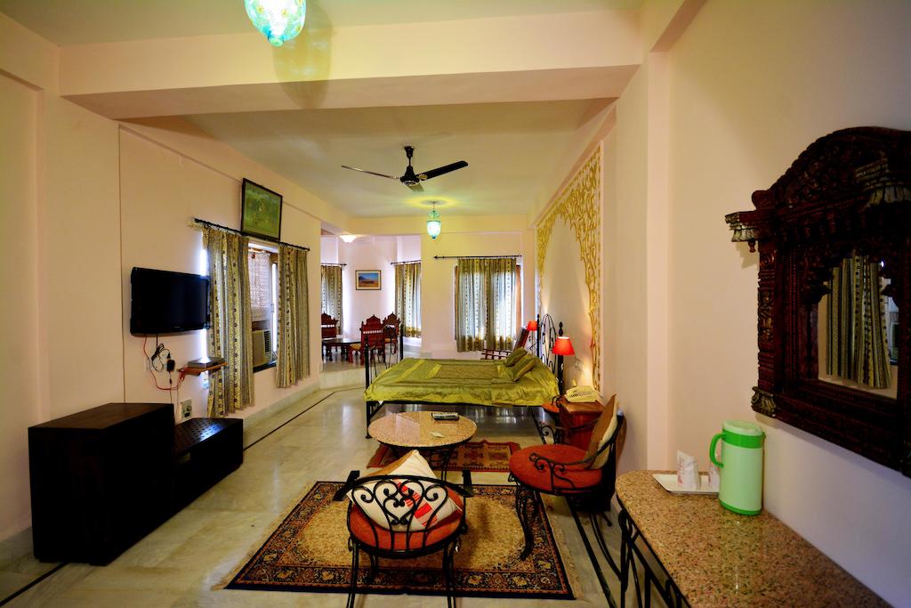 Горящие туры в отель Umaid Lake Palace Джайпур Индия