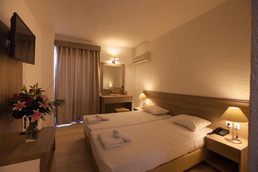 Відпочинок в готелі Santa Marina Лассіті