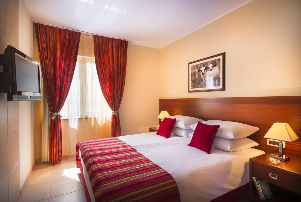 Цены в отеле Hotel Villa Adria