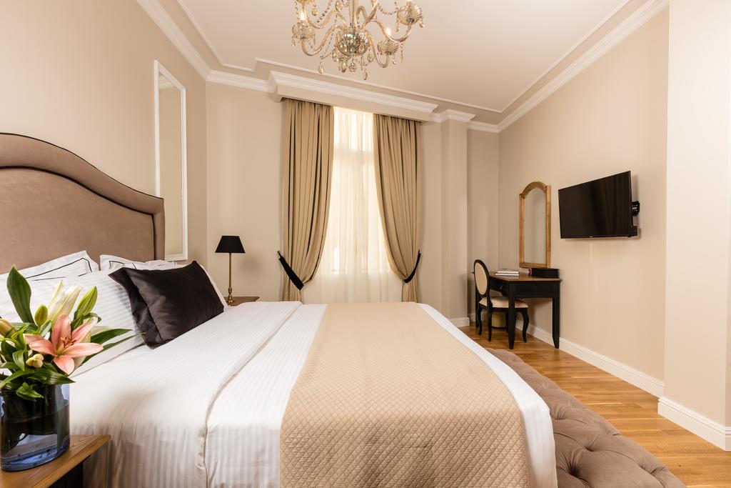 Цены в отеле Athens Mansion Luxury Suites