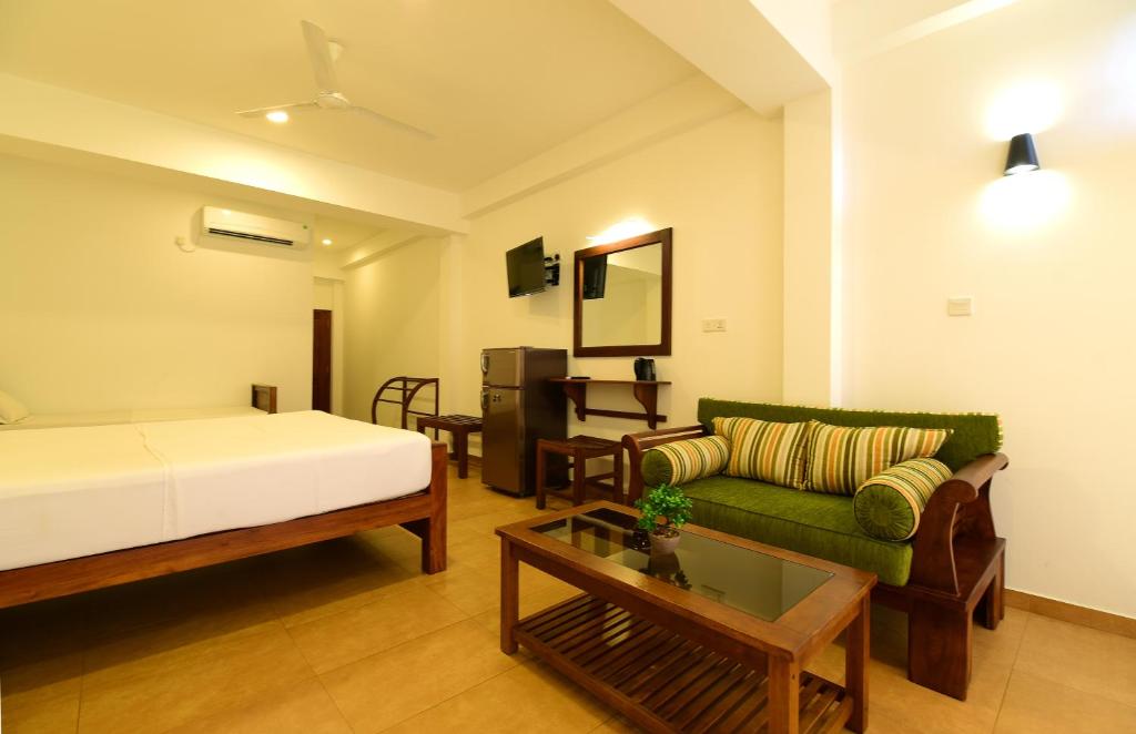 Горящие туры в отель Chaaya Inn Hotel Хиккадува Шри-Ланка