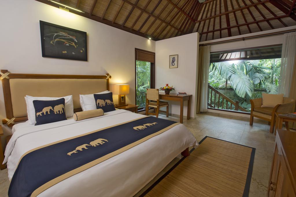 Отель, Elephant Safari Park Lodge
