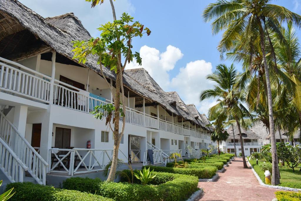 Уроа Paradise Beach Resort цены