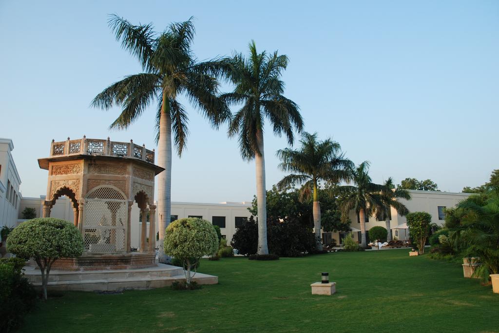 Отель, Lalit Temple View 