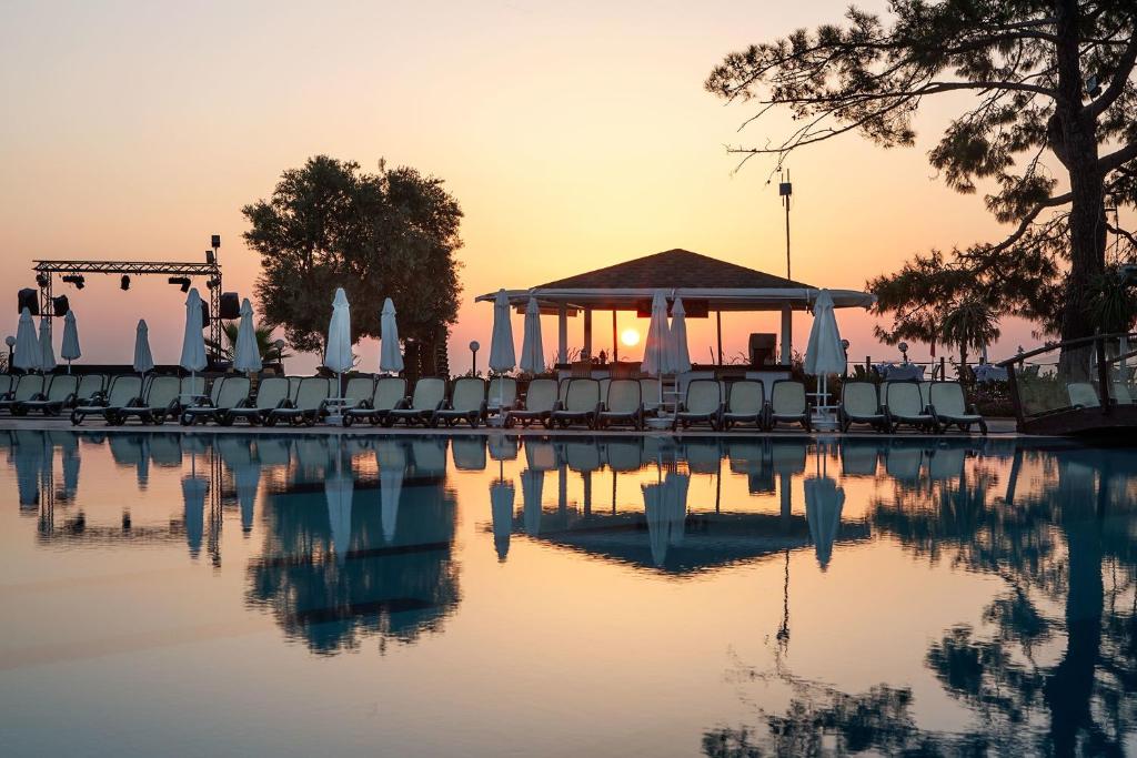 Тури в готель Crystal Aura Beach Resort & Spa Кемер Туреччина