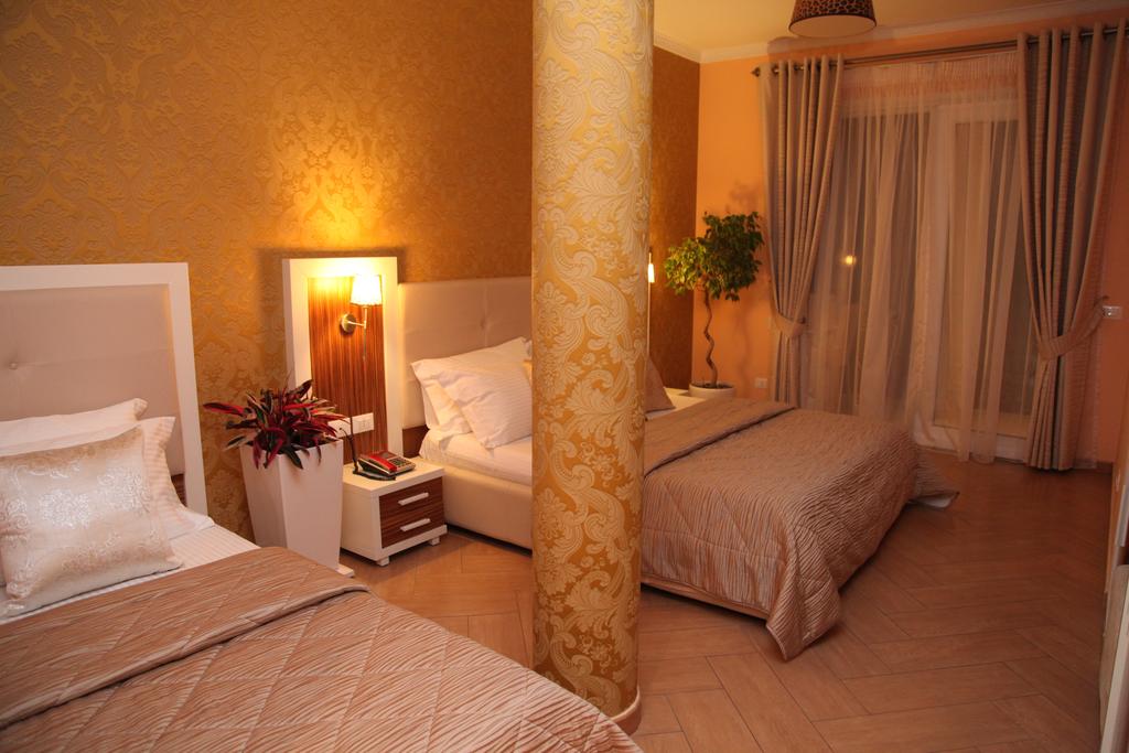 Gold Hotel, Wlora
