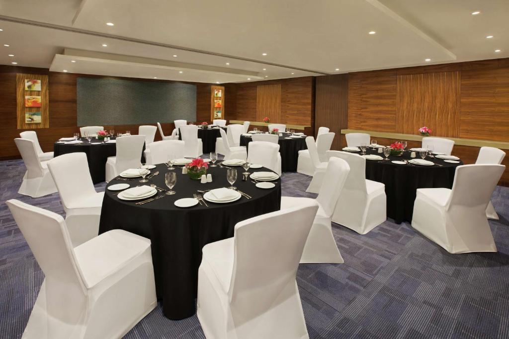 Готель, Doubletree by Hilton Hotel & Residences Dubai – Al Barsha