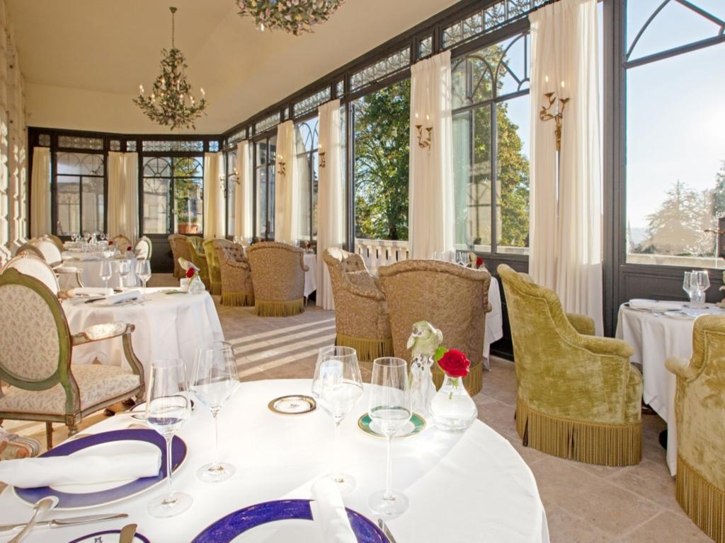 Цены в отеле Chateau De Mirambeau