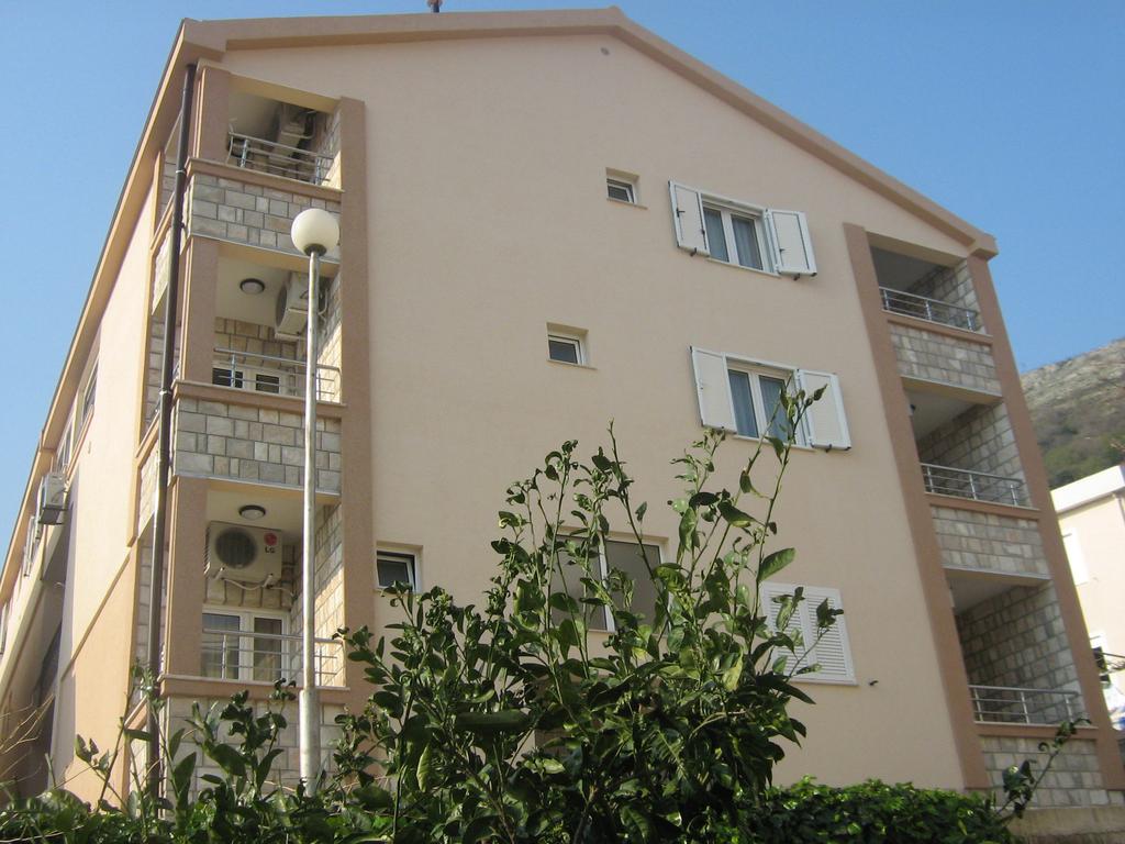 Отель, Apartments Srzentic