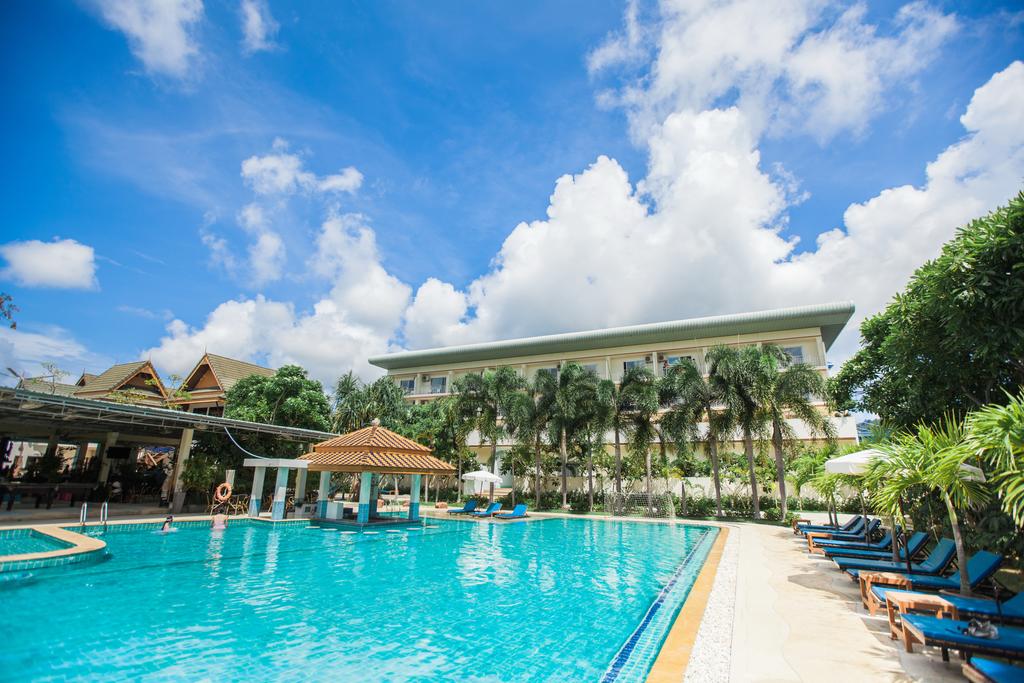 Отдых в отеле Chalong Beach Hotel & Spa