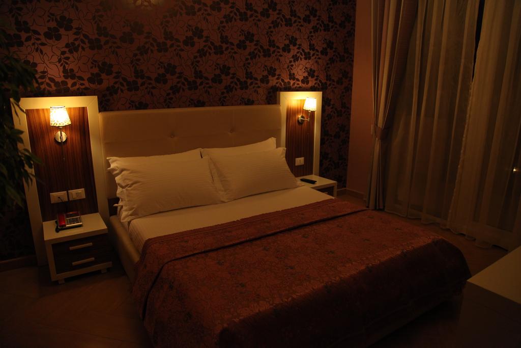 Wlora, Gold Hotel, 4