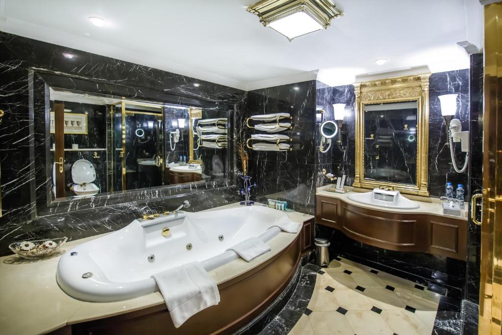Grand Excelsior Hotel Deira (ex. Sheraton Deira) цена