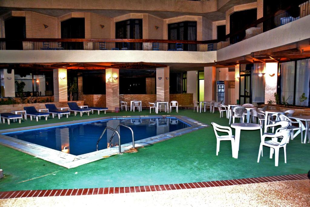 Gaddis Luxor Hotel, Suites and Apartments фото туристів