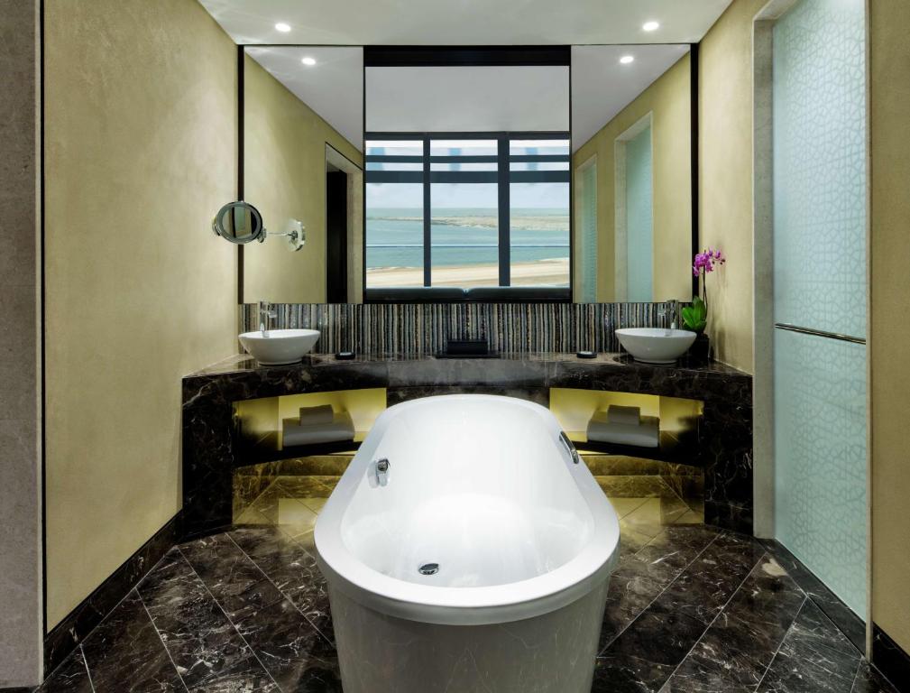 Grand Hyatt Abu Dhabi Hotel & Residences Emirates Pearl фото туристів