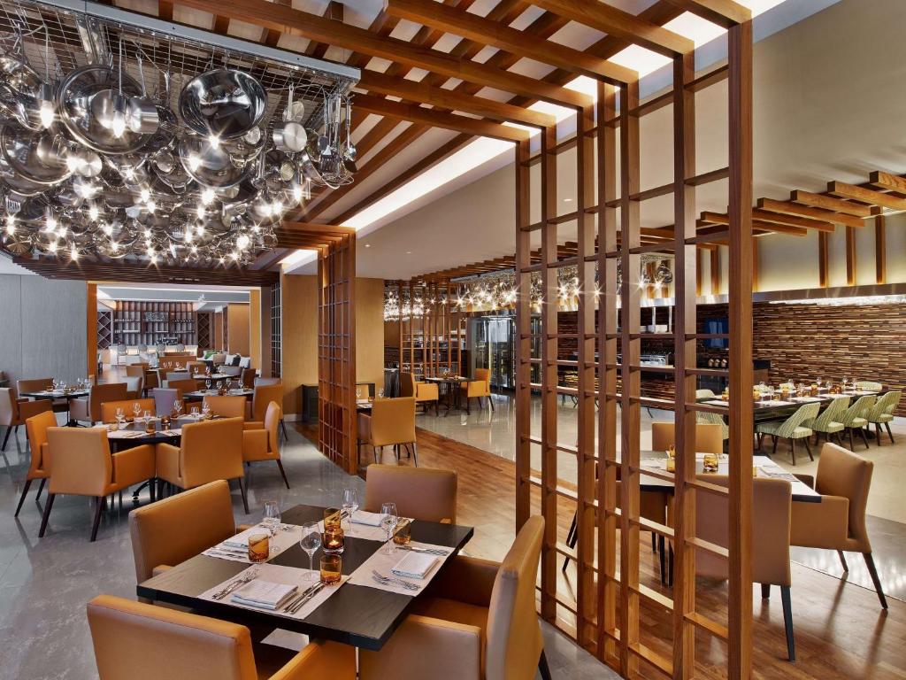 Готель, V Hotel Dubai, Curio Collection by Hilton