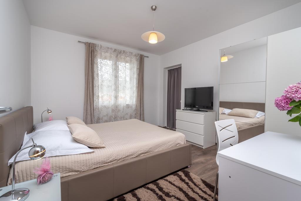 Відпочинок в готелі Apartments Maria Середня Далмація Хорватія