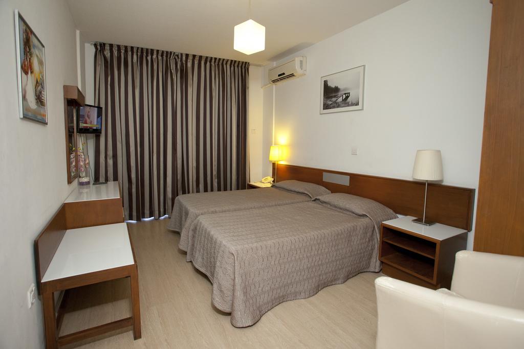 Petrou Bros Hotel Apts (ex. Blazer Residence), Larnaka ceny