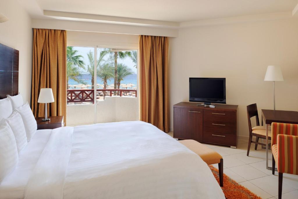 Отдых в отеле Naama Bay Promenade Beach Resort