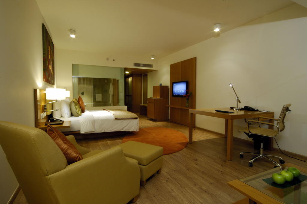 Radisson Blu Plaza Hotel Hyderabad Banjara Hills, Индия