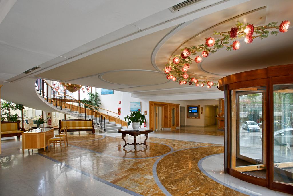 Горящие туры в отель Grand Hotel Flora Неаполитанский залив Италия
