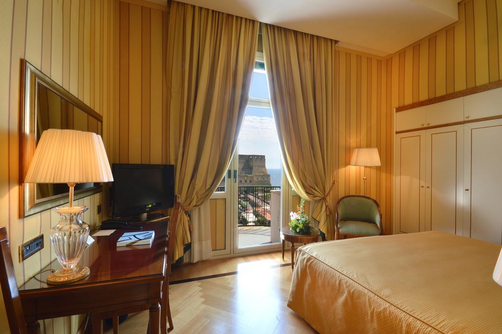 Grand Hotel Vesuvio, Neapol