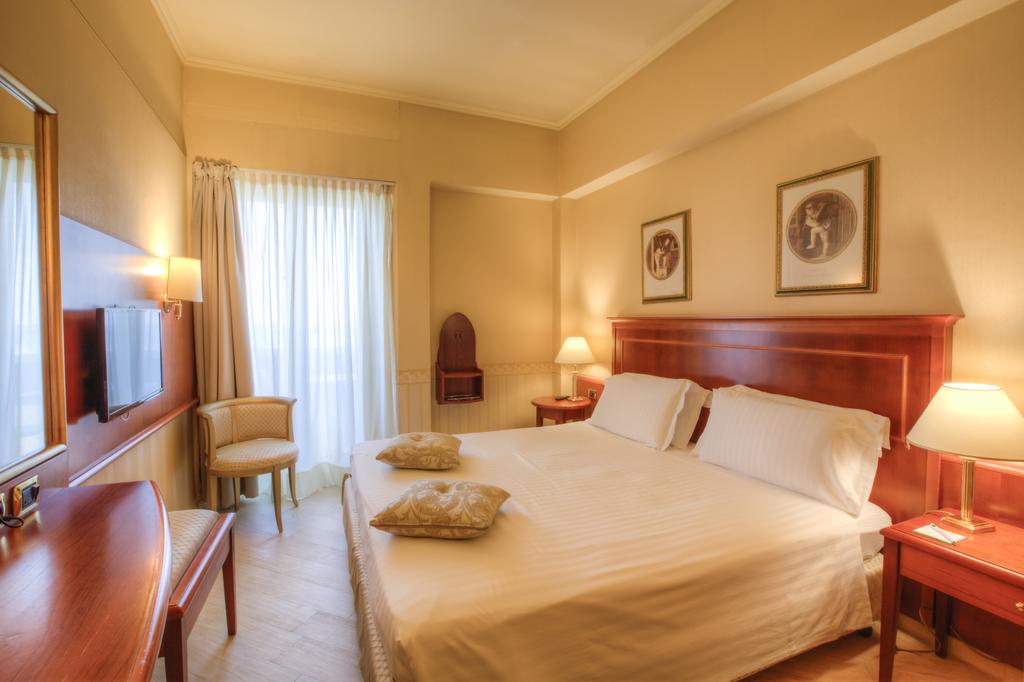 Holiday Inn (Rimini) ціна