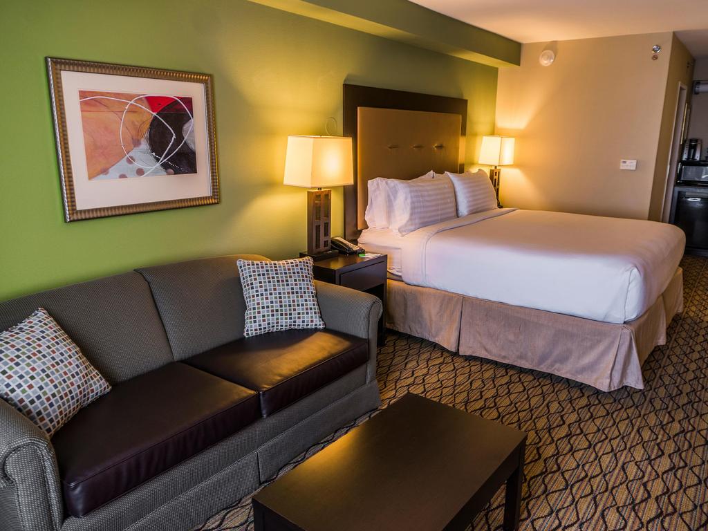 Holiday Inn & Suites Across цена