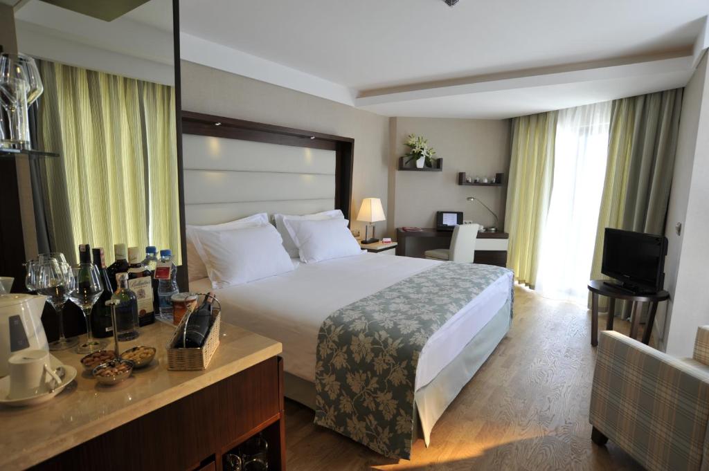 Wakacje hotelowe Ramada Plaza Antalya