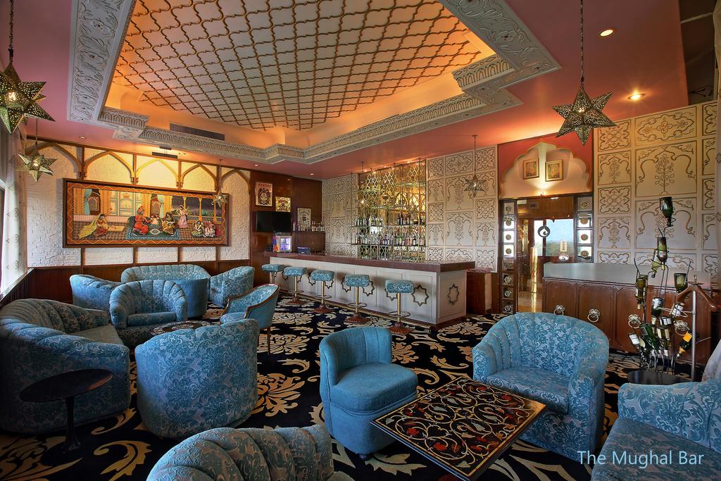 Відпочинок в готелі Clarks Shiras Агра