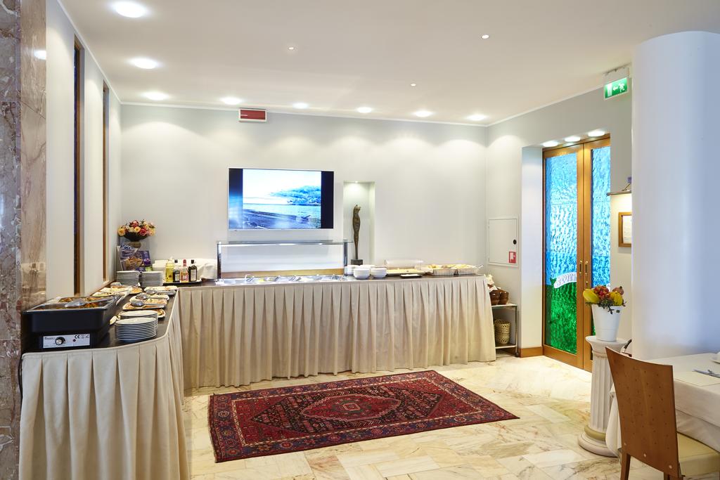 Відпочинок в готелі Ruhl Beach Hotel & Suites Лідо ді-Єзоло