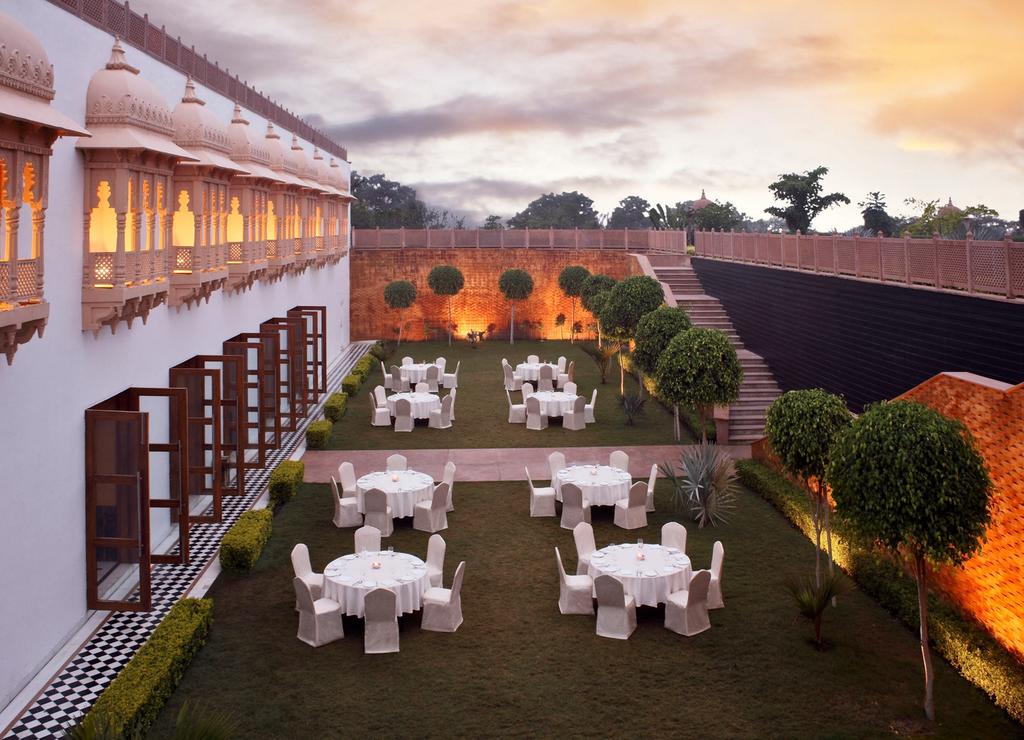 Radisson Blu Udaipur Palace Resort & Spa (ex. Sheraton Udaipur Palace Resort and Spa), Индия, Удайпур, туры, фото и отзывы