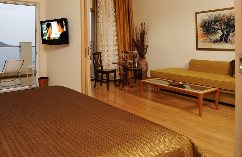 Цены в отеле Akrotiri Beach Hotel