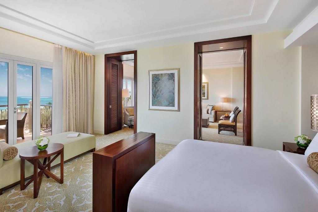 Фото отеля The Ritz-Carlton Dubai