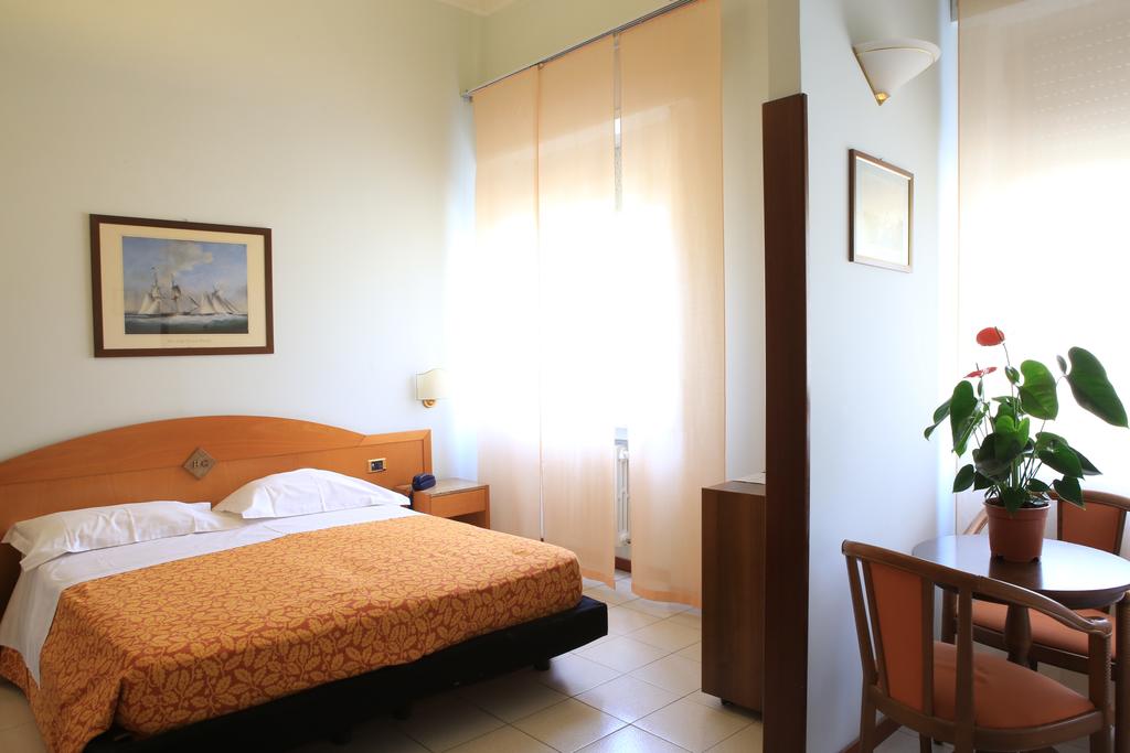 Ціни в готелі Calabresi Hotel (San Benedetto Del Tronto)