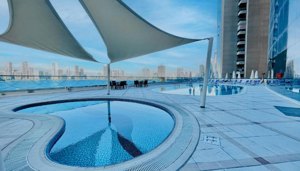 Corniche Hotel Sharjah (ex. Hilton Sharjah), Шарджа, фотографії турів