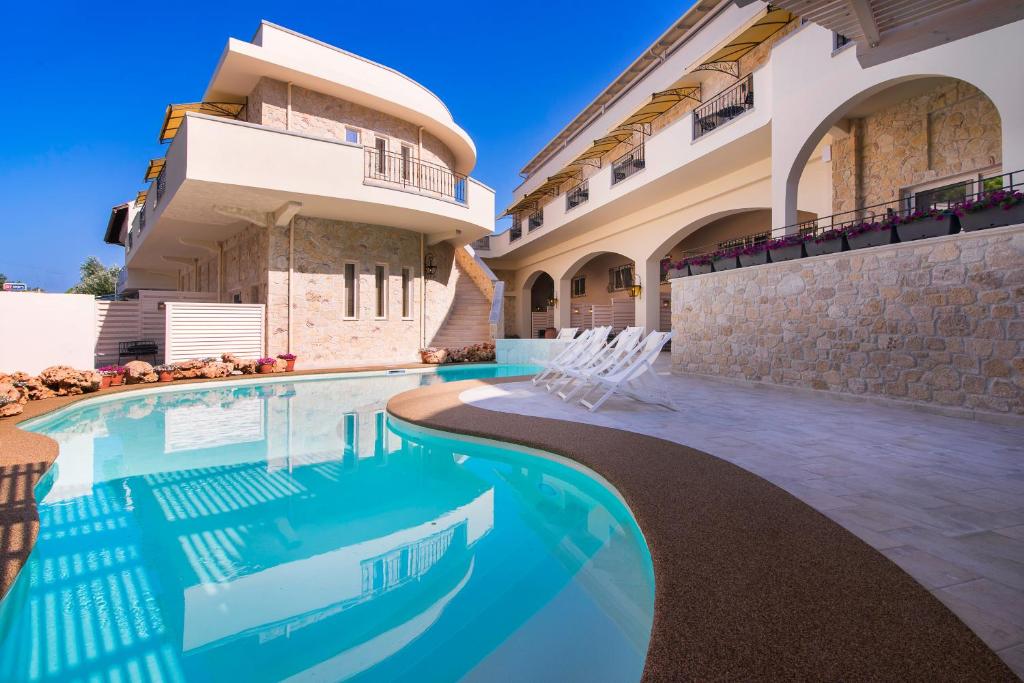 Фото отеля Neikos Mediterraneo Luxury Suites